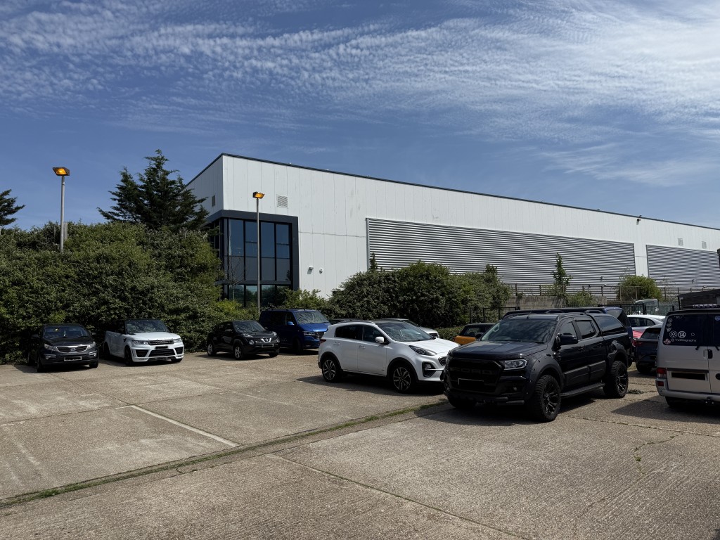 Lot: 20 - LEASEHOLD INDUSTRIAL UNIT AND LAND FOR INVESTMENT - Car parking area at rear